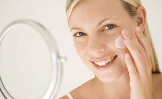 睡前护肤的正确步骤 注意：这些错误的夜间保养法让你加倍衰老！