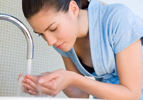 睡前用什么洗脸比较好 这样祛斑又美白