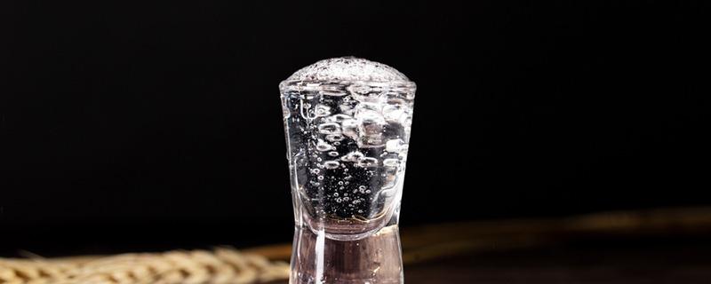 白酒可以加雪碧吗 白酒可以加冰糖吗