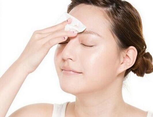 夏天皮肤出油怎么办 天热肌肤狂出油？控油靠这招