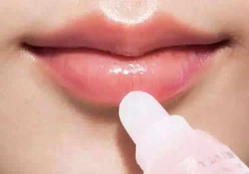 天天涂唇膏好吗 天天涂唇膏对唇膏本身和次数有要求