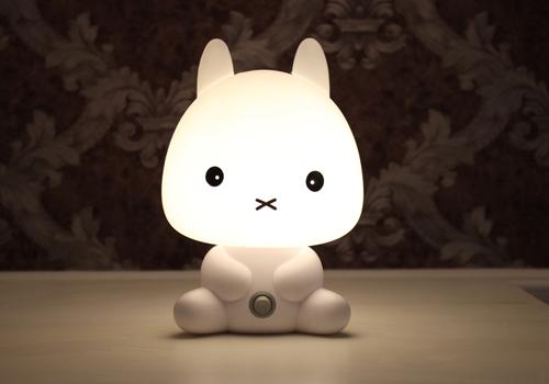 灯光会不会把人晒黑 用什么灯不会被晒黑