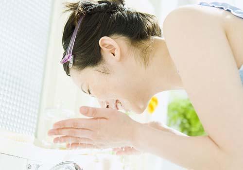 白醋洗脸用冷水还是温水 答案竟然是这样的