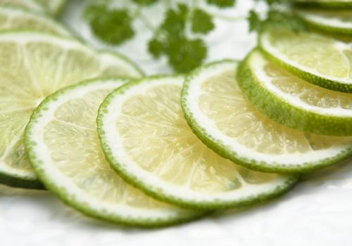 柠檬片可以直接敷脸吗 柠檬片敷脸的正确方法和功效