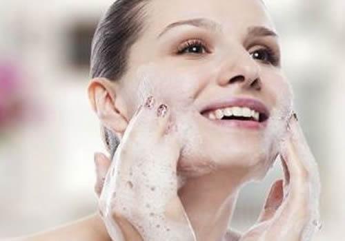 为什么用洗面奶会长痘 用完洗面奶长痘怎么办