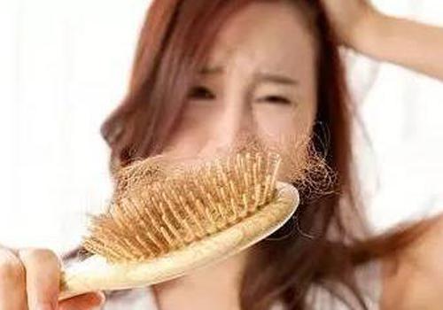 女性掉发严重是什么原因 头发一掉老10岁！3招让你头发浓密显年轻