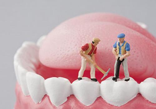 戴牙套可以洗牙吗