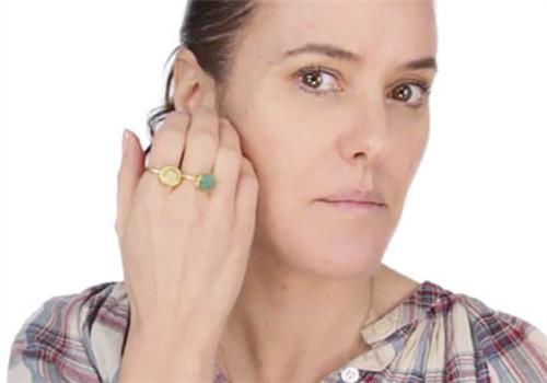 手比脸白是什么原因 手比脸白说明天生皮肤黑吗