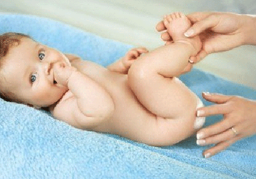 用爽身粉能使头发不油吗 怎样用爽身粉改善头发油腻