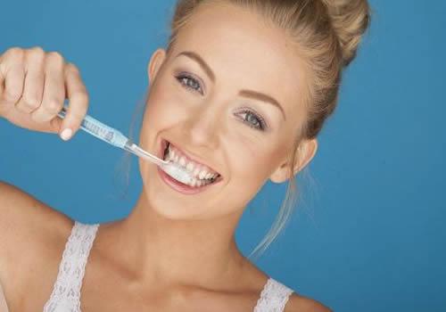 天天用小苏打刷牙好吗 天天用小苏打刷牙的危害