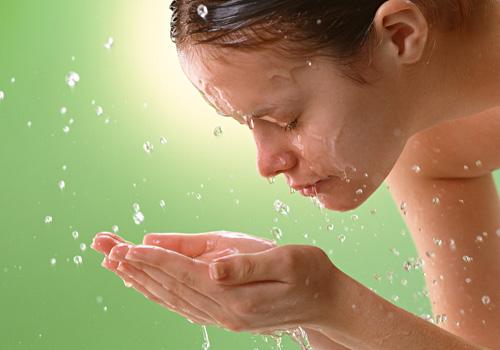 蜂蜜水可以洗脸吗 用蜂蜜水洗脸居然变成这样