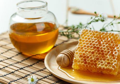 蜂蜜洗头发有什么好处 蜂蜜的其他健康效用