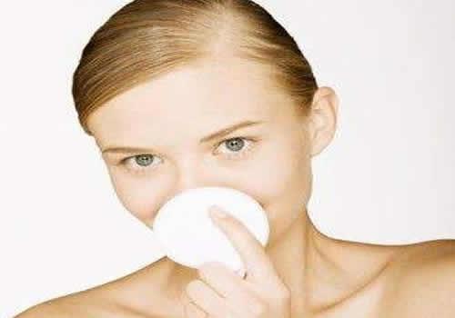 涂了口红雨衣怎么卸 口红雨衣对嘴唇有害处吗