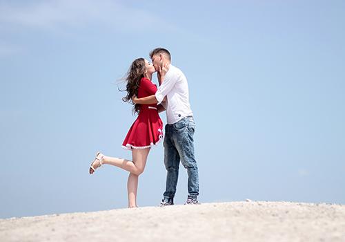 腿毛卷曲成圈在皮肤里