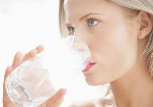 身体缺水有什么症状 5种方法补水最快最正确