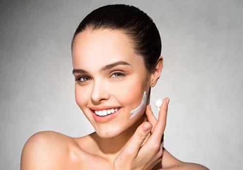 只涂爽肤水可以吗 涂爽肤水还要涂这些，皮肤才会越来越好