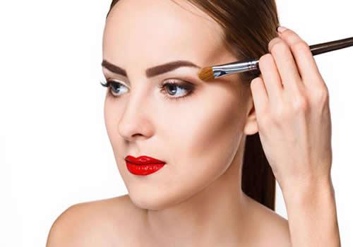 粉底液要涂多少 粉底液涂多少因人而异，关键看你怎么涂！