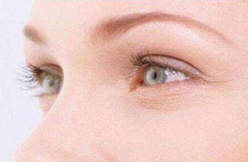眼角长了一个白色颗粒 为什么会长脂肪粒