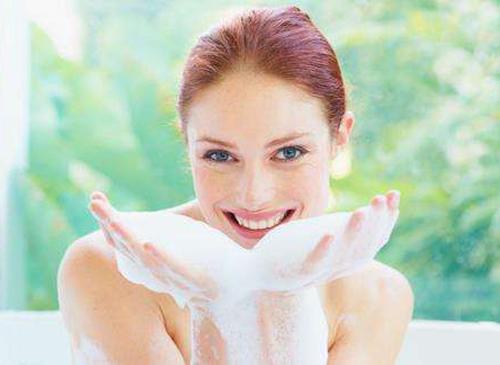 后背起痘痘怎么治 6个消除背上痘痘的方法