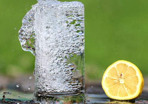 雪碧和芒果能一起吃吗 雪碧和芒果这么吃最好