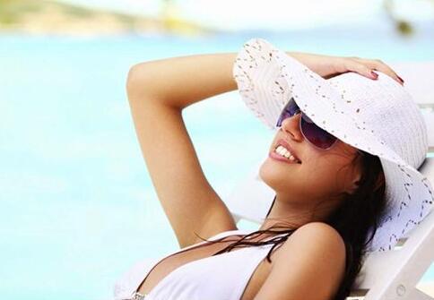 夏天穿什么颜色衣服防晒 原来这种颜色的衣服效果最好！