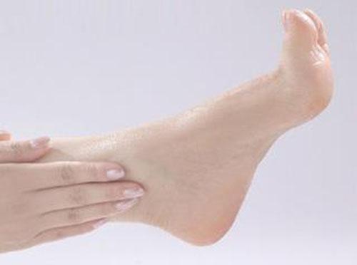 脚后跟干裂起硬皮原因 夏天脚后跟干裂起硬皮怎么办