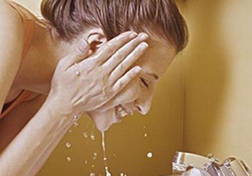 盐水洗脸能去斑吗