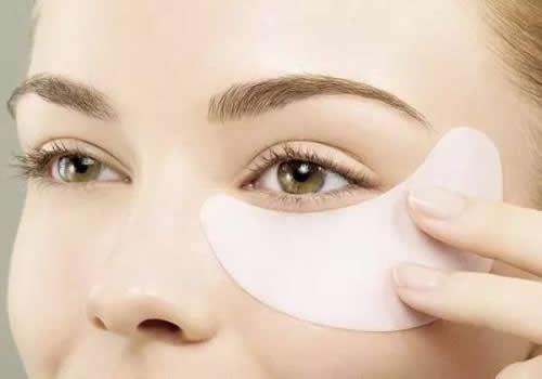 敷眼膜前要擦护肤品吗 看你擦的是脸部护肤品还是眼部护肤品了