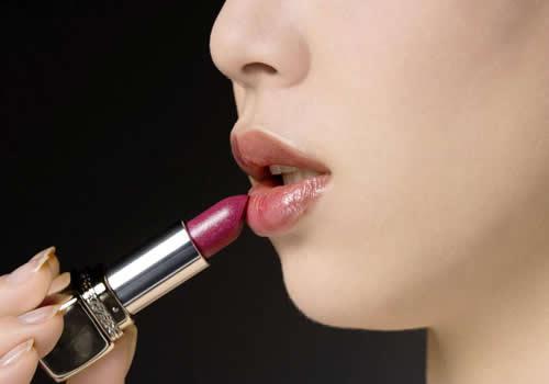 口红沾杯好还是不好 口红沾杯的好处和坏处