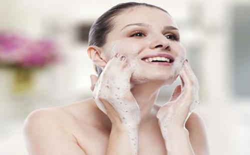 预防长痘痘的方法 女生脸上长痘痘是什么原因