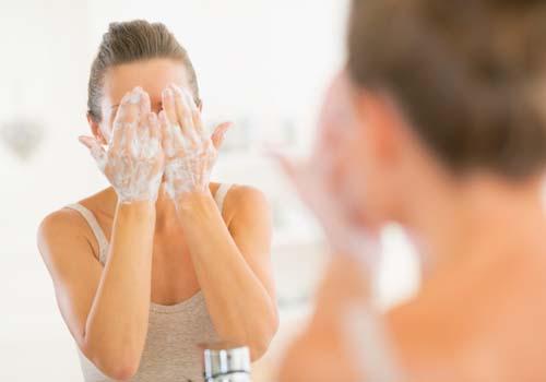 热水洗脸好吗 热水洗脸有什么好处和坏处