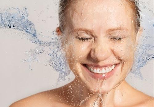 早上不洗脸对皮肤好吗 不洗脸就化妆可以吗