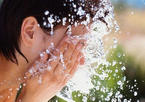长期用清水洗脸好吗 用清水洗脸好还是用洗面奶好