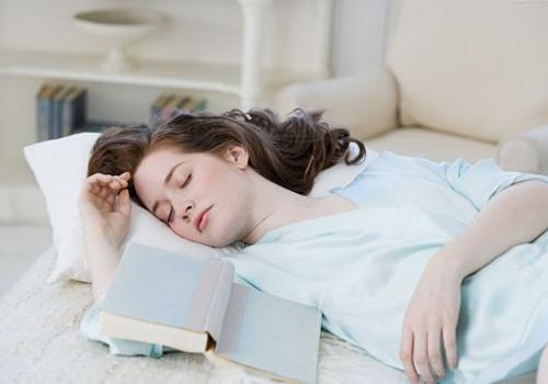 中午睡觉要不要卸妆 中午睡觉不卸妆居然会这样