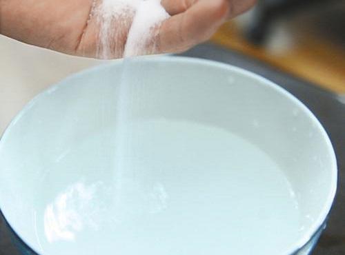 盐水的作用与功效!一杯盐水=10种药,简单又适用!