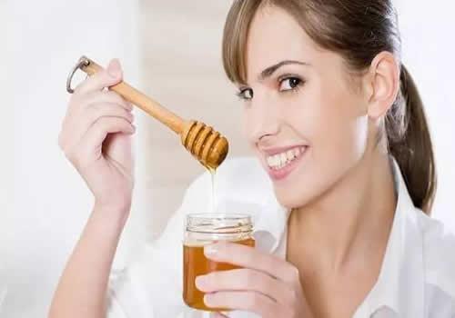 天天用蜂蜜敷脸好吗 天天用蜂蜜敷脸会怎样？多久用蜂蜜敷一次脸好？