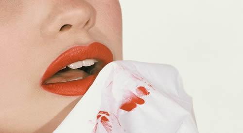 染唇液掉色吗