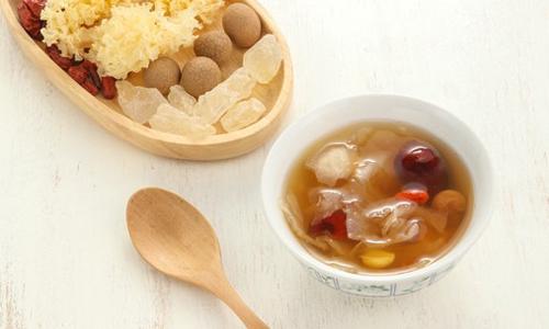 莲子可以和梨一起煮吗 银耳莲子炖雪梨的五大功效！