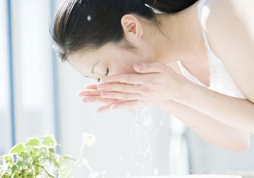 白醋和洗面奶洗脸时先用哪个 你知道白醋和洗面奶的使用顺序吗