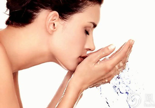 盐水洗脸能控油吗 盐水洗脸有什么作用