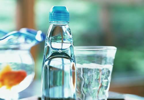 天天用矿泉水敷脸好吗 矿泉水必须这么用才能发挥出美容效果！