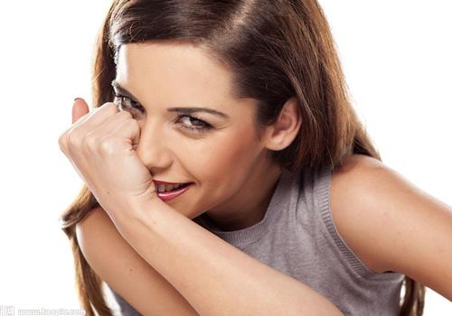 嘴巴周围长痘的原因 嘴角长痘痘怎么办