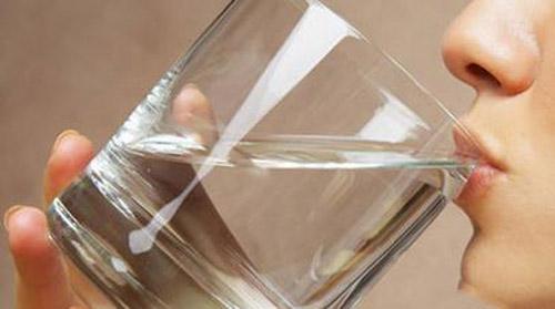 嘴唇干裂是什么原因 秋冬要注意保护嘴唇