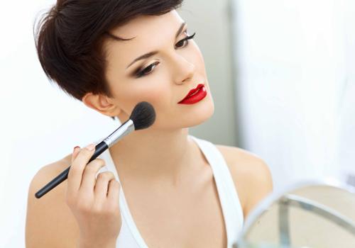 经常化妆要注意什么 化妆长粉刺黑头怎么办