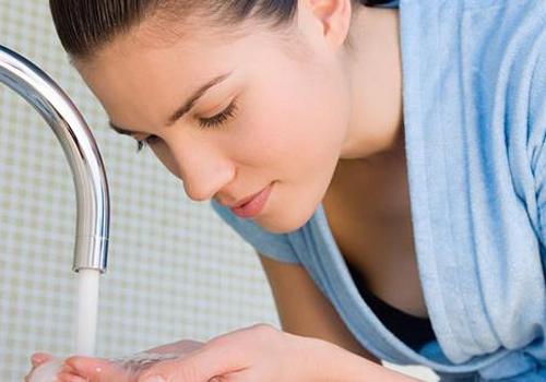 用盐水洗脸有什么好处 怎么用食盐洗脸好