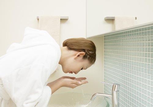 用什么洗脸可以美白 水里加这个让你60都不显老