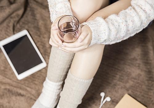 为什么腿上毛孔起红点