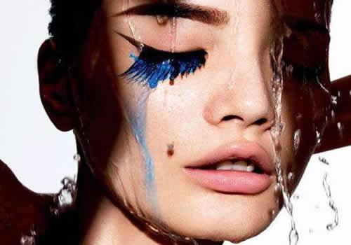 粉底液用卸妆水 涂粉底液怎样用卸妆水卸妆