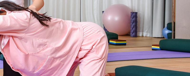 凯格尔运动呼吸和收缩怎么配合 盆底肌收缩时吸气还是呼气