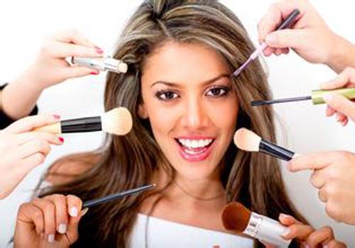 用化妆刷好还是用手好